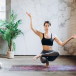 Frau übt komplizierte Yoga Übung