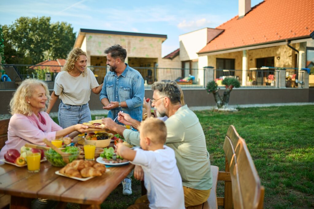 Familienessen im Garten am Holztisch | Bierzeltgarnitur